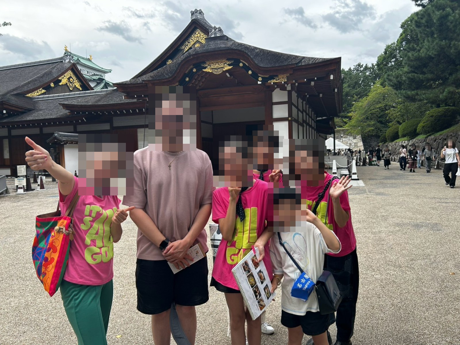 本丸御殿の前で観光客と記念撮影
