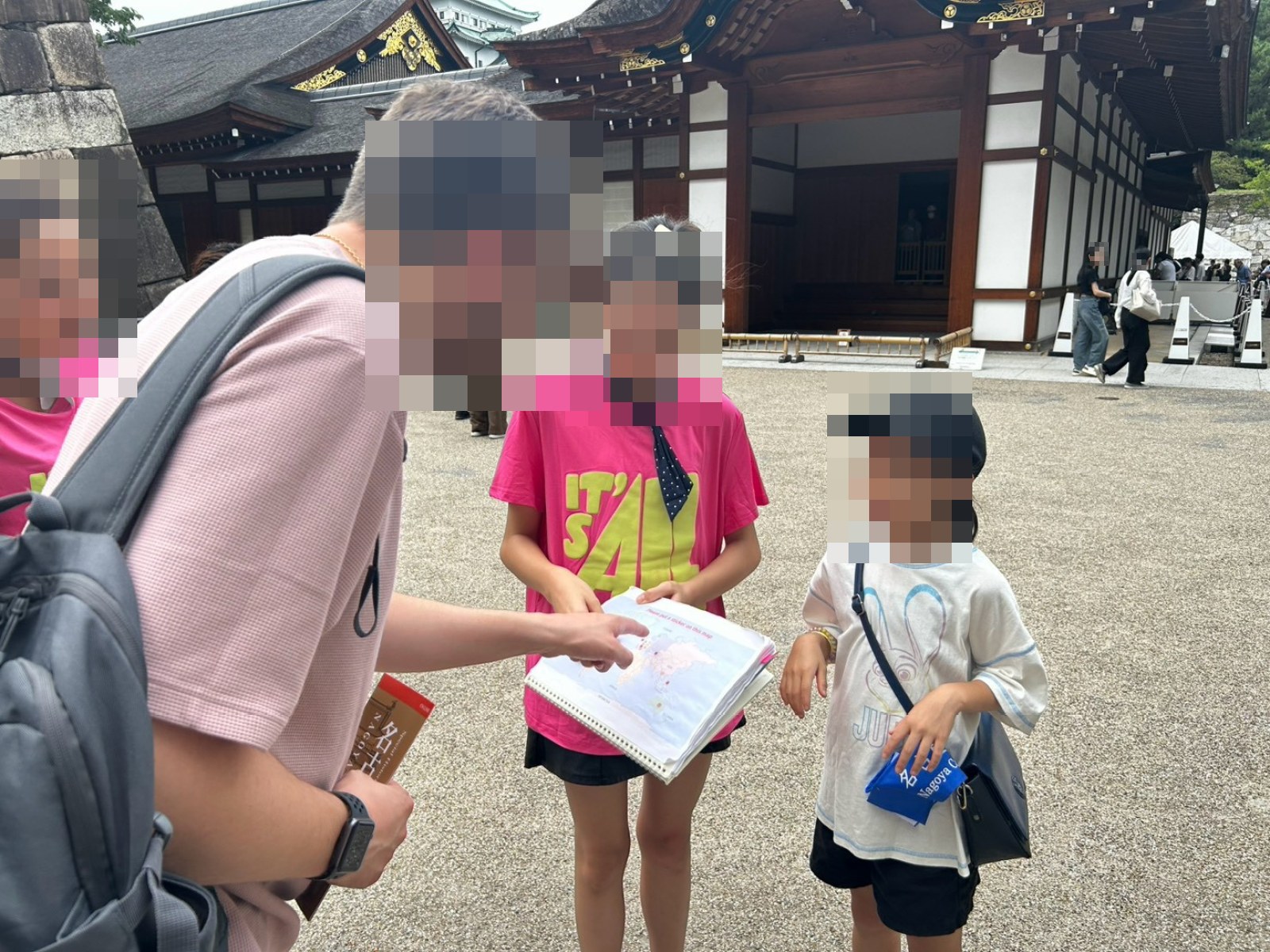 インタビューシートを見せながら話す子どもたち