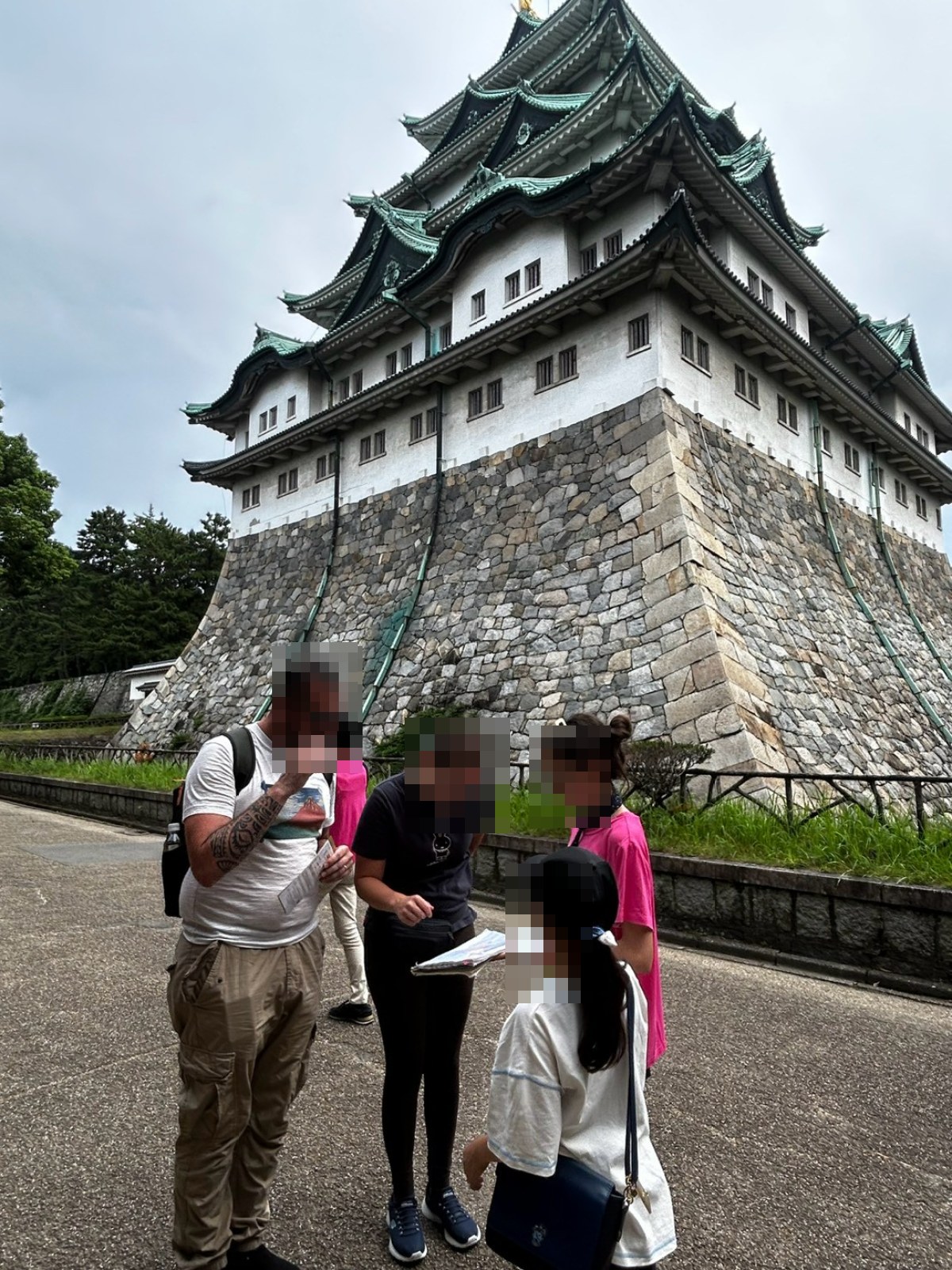 名古屋城の前で観光客にインタビューする子どもたち