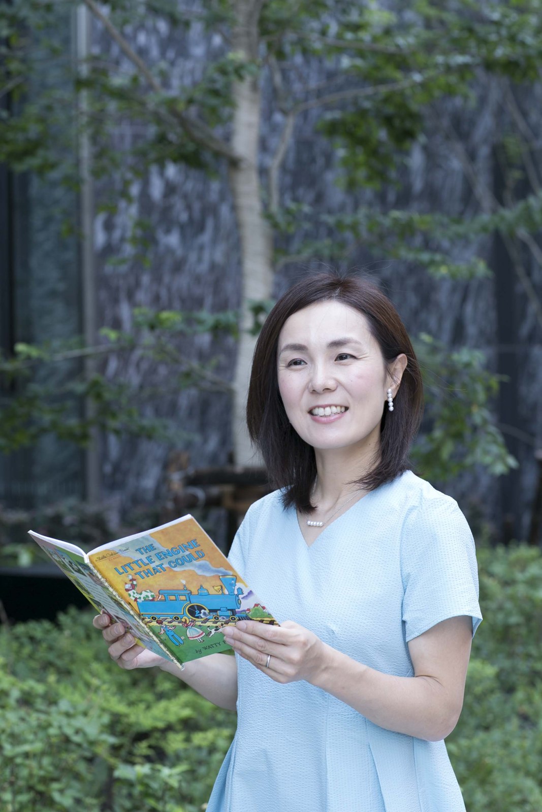 絵本を開いて笑顔を見せるRead & Talk主宰のトコ